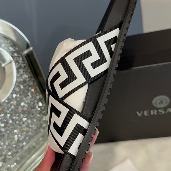 VERSACE 💯 Authentic 
Canvas Printed Slides
Size: EU 39 - Picture 10 of 13